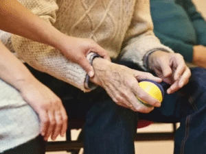 Признаки того, что пожилому человеку нужна помощь в быту